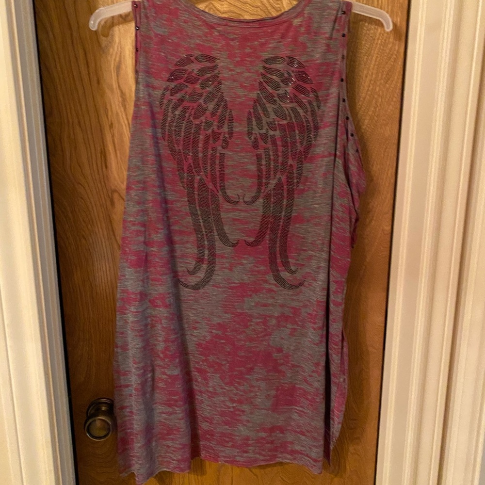 Ladies size 3X top. Peekaboo sleeves.